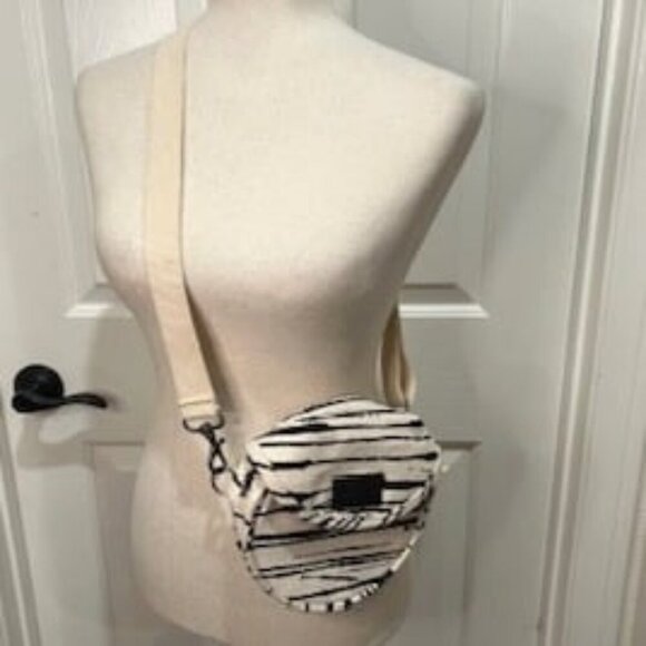 Obey Canteen style  crossbody bag purse Black & White canvas 7" adjustable strap - Picture 1 of 12